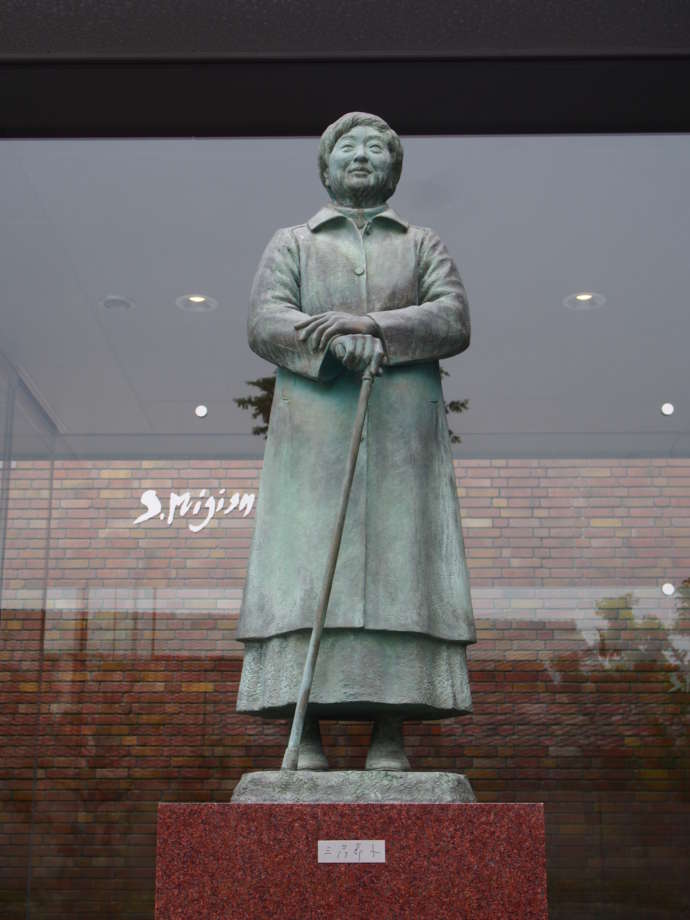 三岸節子記念美術館の玄関前にある三岸節子像