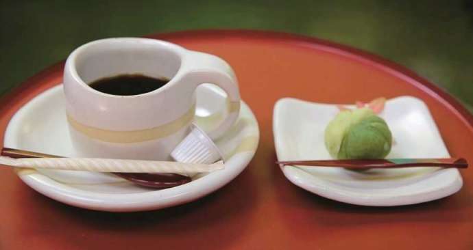 「渓流魚料理のお店 醒井楼」で供される湧き水で淹れた「コーヒー(お茶菓子付き)」