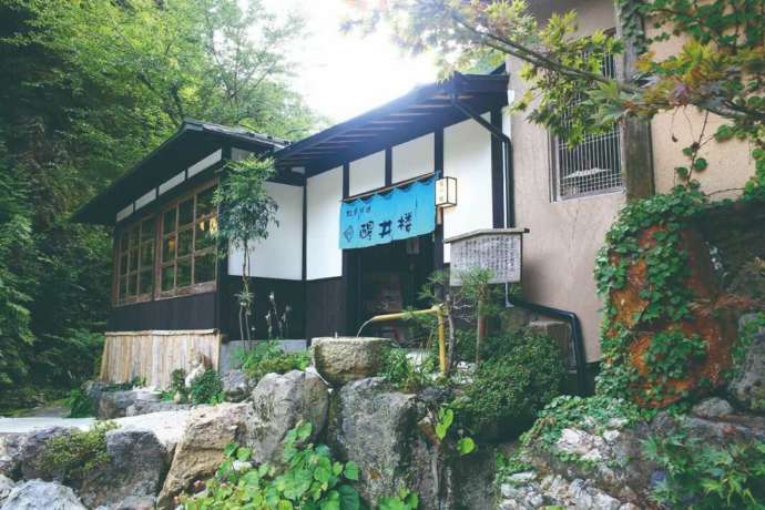 「渓流魚料理のお店 醒井楼」の正面外観(その1)
