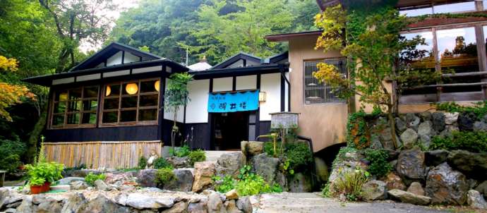 「渓流魚料理のお店 醒井楼」の正面外観(その2)