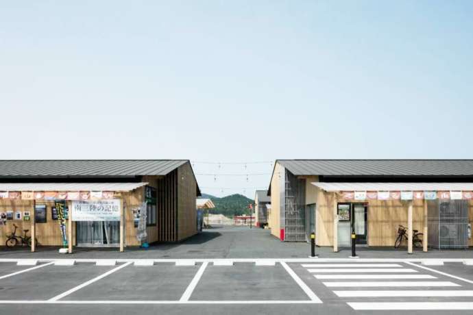 宮城県本吉郡南三陸町の「南三陸さんさん商店街」の平屋を引きで眺める
