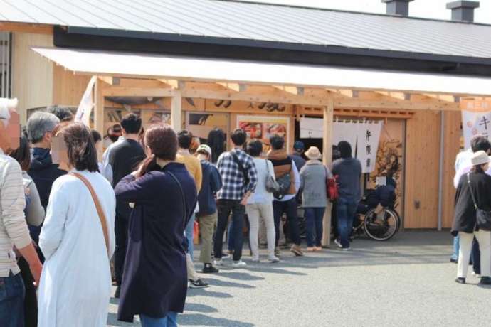 宮城県本吉郡南三陸町の「南三陸さんさん商店街」での行列の様子