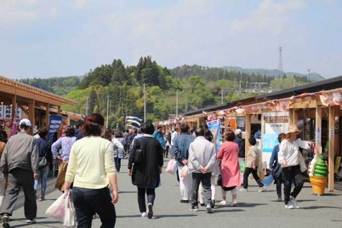 宮城県本吉郡南三陸町にある「南三陸さんさん商店街」がにぎわう様子
