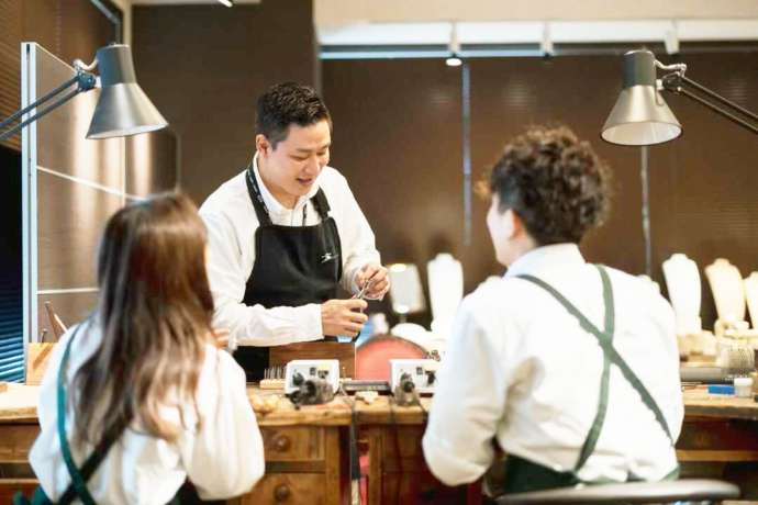 工房Smith札幌で作業する様子