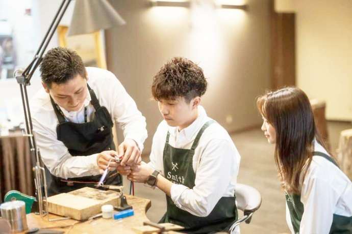 工房Smith札幌で職人さんと一緒に指輪を作れる