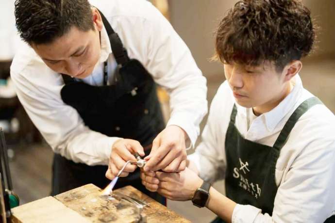 工房Smith札幌で指輪を作る様子