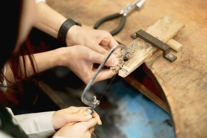 工房Smith札幌で指輪製作の作業