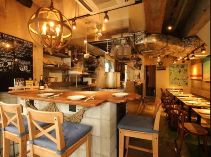 代々木上原駅の近くにある「Fresh Seafood Bistro SARU」のカウンター席