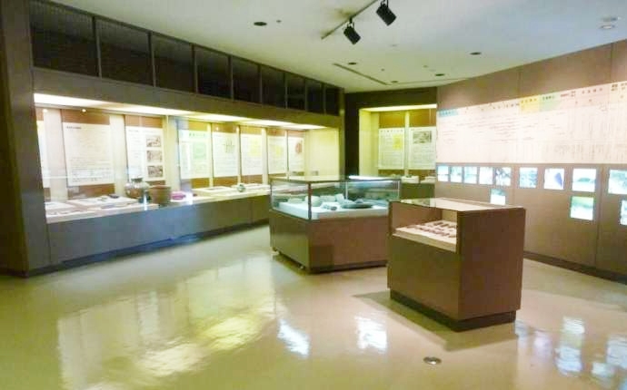 長崎県佐世保市の「佐世保市博物館島瀬美術センター」考古展示室の様子