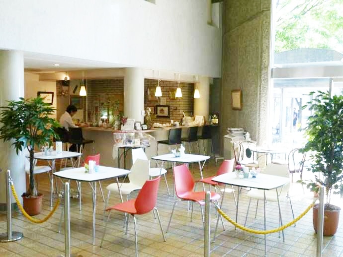 佐世保市博物館島瀬美術センター内「ノマド・コーヒー」の店内