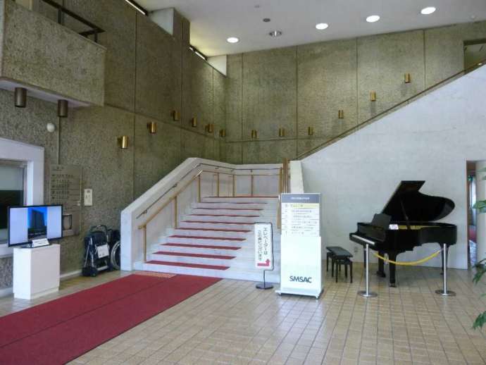 「佐世保市博物館島瀬美術センター」1階ロビーの写真