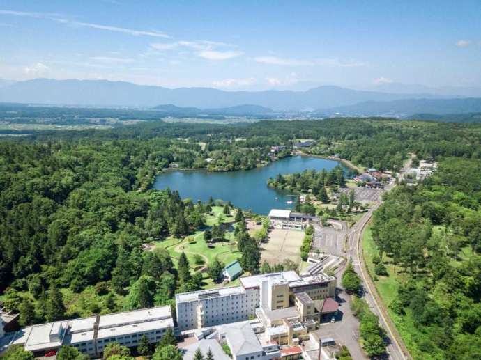 蓼科高原芸術の森彫刻公園と蓼科湖の上空からの写真