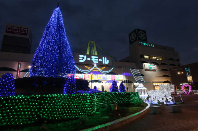 クリスマスシーズンの「シーモール下関」外観