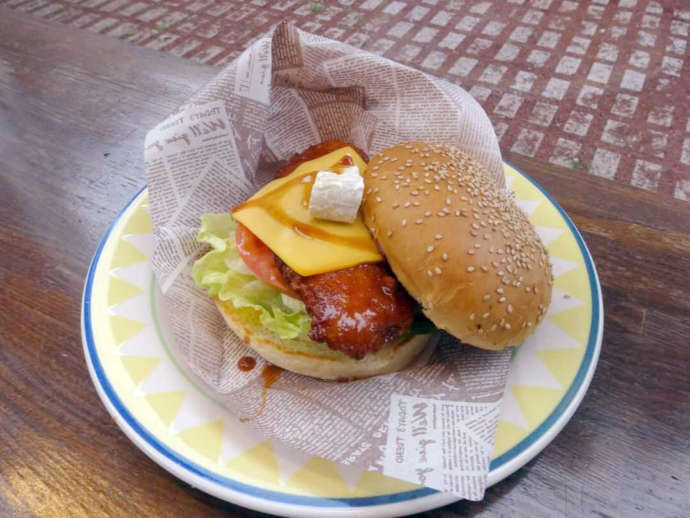 「道の駅 開国下田みなと」1階のカフェ「Ra-maru（ラ・マル）」の看板メニュー「下田バーガー」