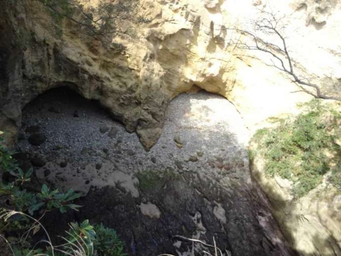 「龍宮窟（りゅうぐうくつ）」を遊歩道上から見下ろしたところ