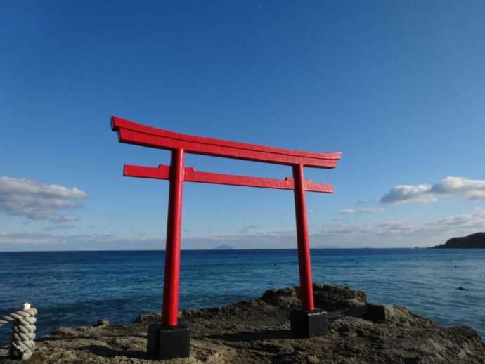 「伊豆白濱（しらはま）神社」裏手の大明神岩上に立つ鳥居