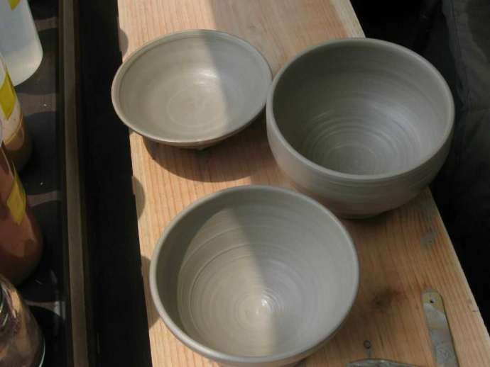 「晴栄窯」の陶芸体験コースで電動ロクロを使って成形された器