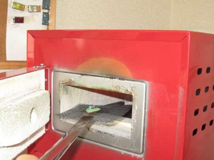 「晴栄窯」の七宝焼体験コースで電気炉を使って焼成する様子