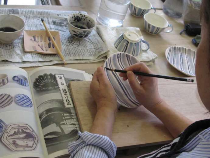 「晴栄窯」の絵付け体験コースでの作業の様子