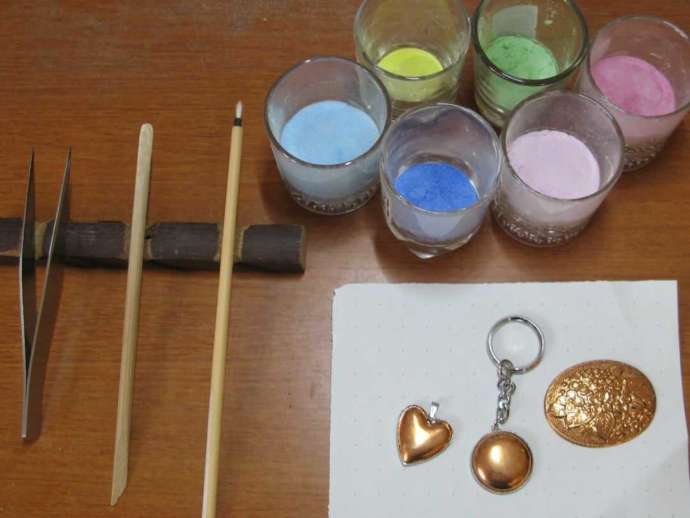 「晴栄窯」の七宝焼体験コースで使われる道具類