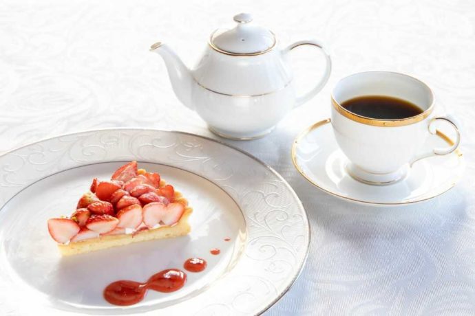 『海の舎』のイチゴタルトとコーヒーのセット