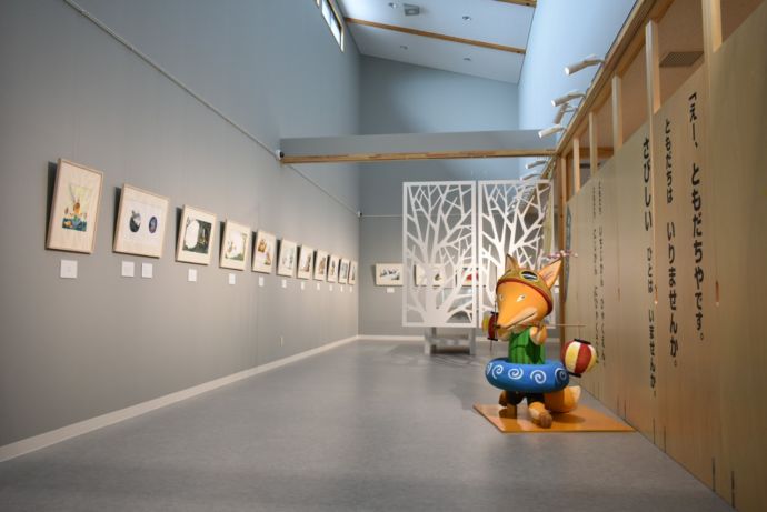 ともだちや絵本美術館の内観