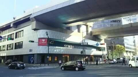 船場センタービルの外観と上を通る道路