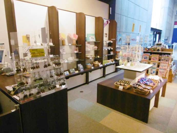 瀬戸大橋記念館内のミュージアムショップの様子