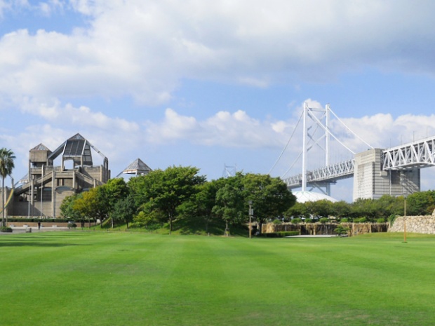 瀬戸大橋記念公園にある芝生広場の様子