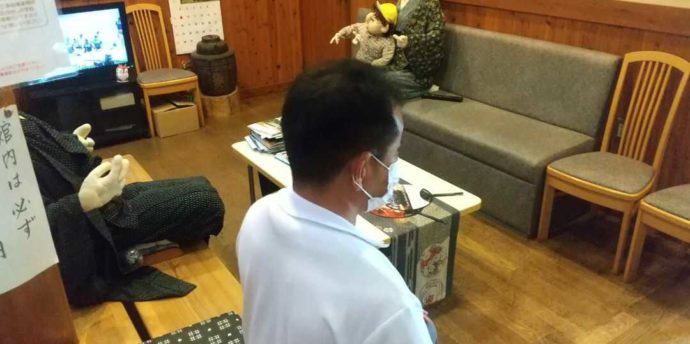かかしのいる応接室の写真