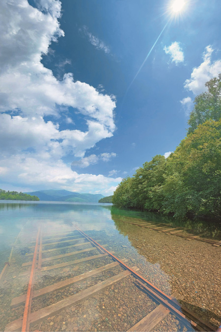 鹿追町の然別湖にある湖底線路の風景