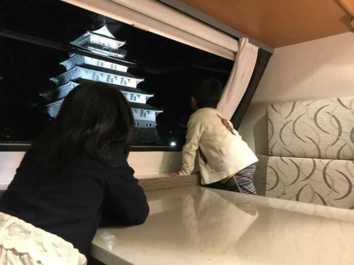 長崎県島原市にある島原城でのキャンプ「城キャン」トレーラー室内