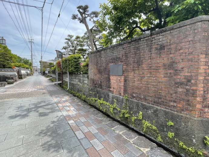 鯉の泳ぐまちの水路と石畳