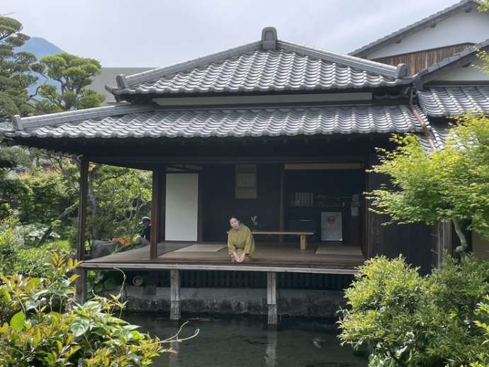 鯉の泳ぐまちの湧水庭園四明荘