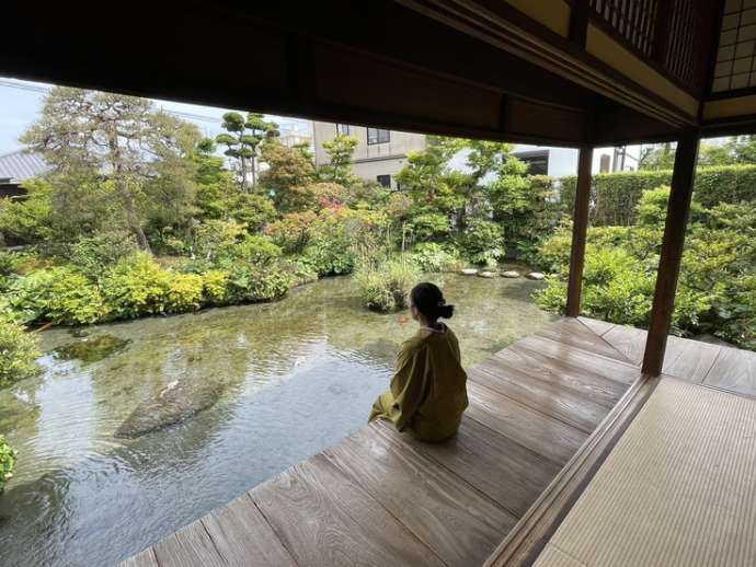 湧水庭園四明荘の縁側と池