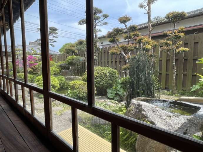 しまばら湧水館と園庭風景