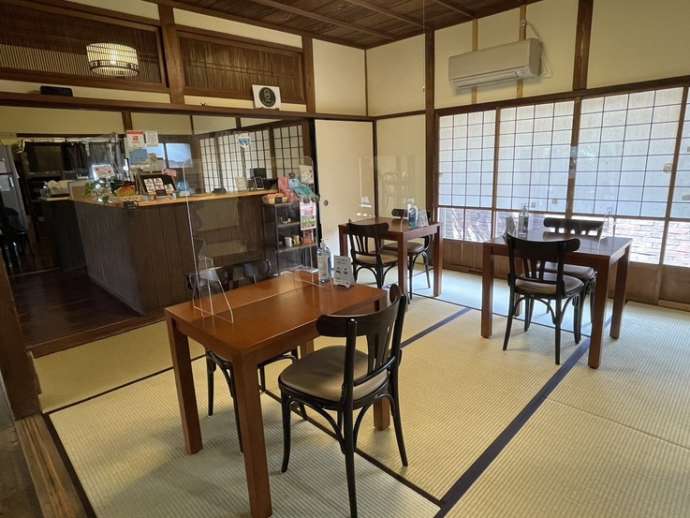 Koiカフェゆうすい館の館内