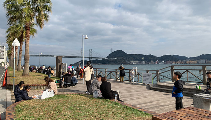 関門海峡を望むデッキで朝食