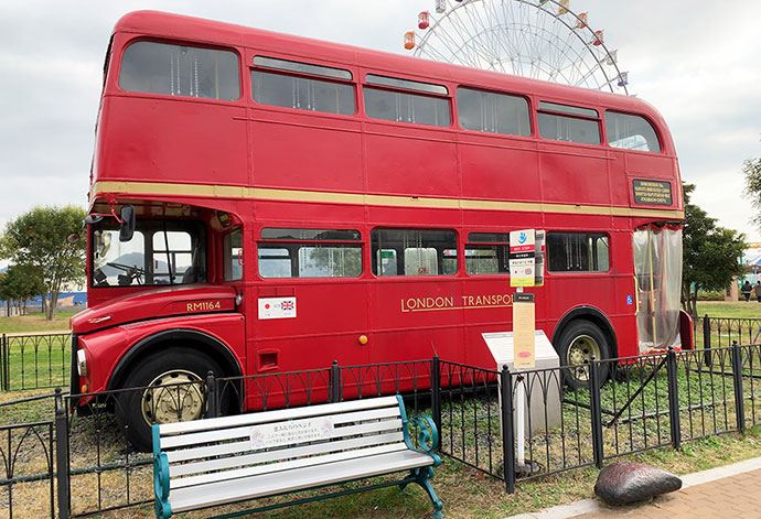 ロンドンバスの前にある「恋人たちのベンチ」