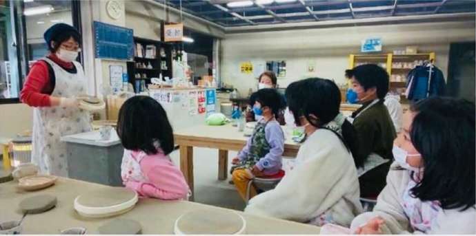 品野陶磁器センター陶芸教室の説明風景
