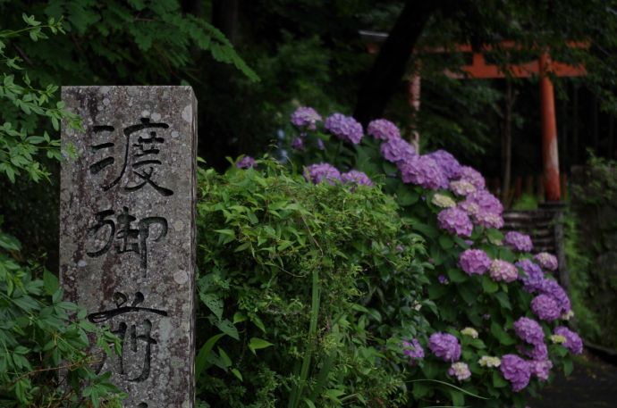 荘厳な雰囲気を漂わせる社の石碑