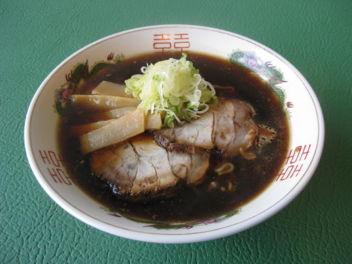 こげ茶色の濃いスープが特徴のブラックラーメン