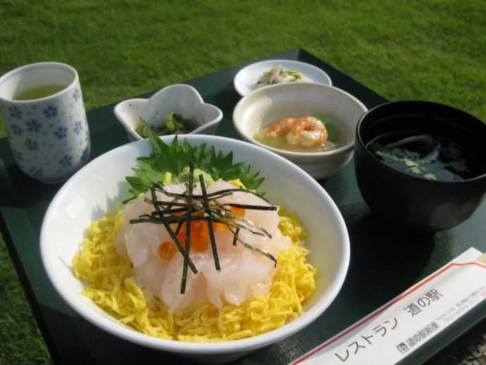 ねっとりと甘い白エビがのった白エビ刺身丼