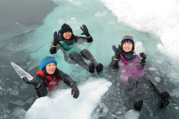 シンラの流氷ウォーク®ツアーで水の中に入っている様子