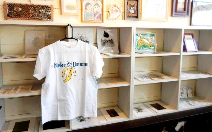 マオネコが描かれたオリジナルTシャツの写真