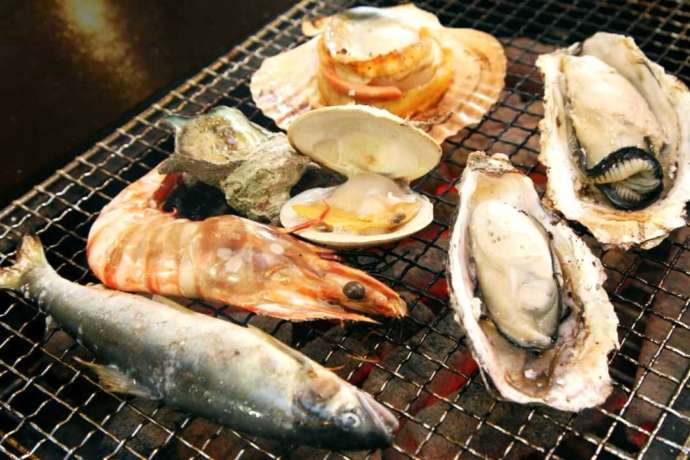 山口県防府市にある「道の駅 潮彩市場防府」のウミコヤ38での海鮮BBQの様子
