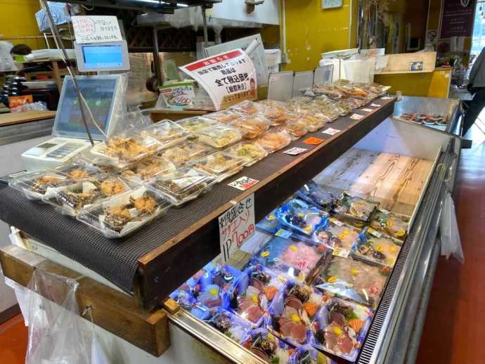 山口県防府市にある「道の駅 潮彩市場防府」の総菜店の様子