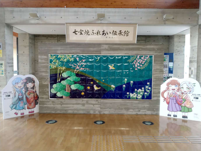 エントランスホールにある七宝焼の壁画
