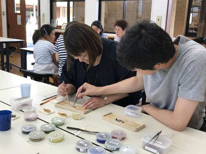 あま市七宝焼アートヴィレッジの手作り体験風景