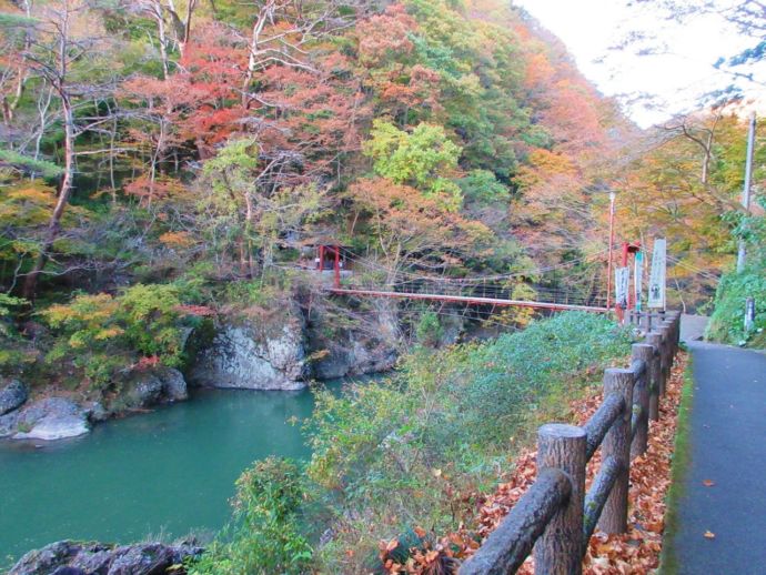 白石市にある小原渓谷にかかる橋